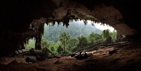 ハモン・マガロン：神秘的な洞窟と壮大な自然景観を誇るインドネシアの秘境！