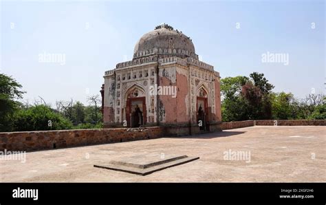  ジャム・モスク！15世紀に建てられた壮麗な建築と、魅惑的なタイル細工