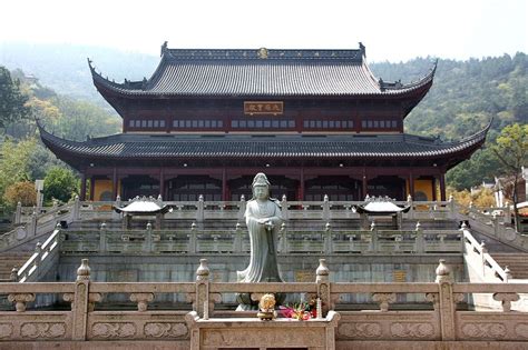 雲泉寺！歴史と自然が織りなす壮麗な寺院建築を探索しよう！